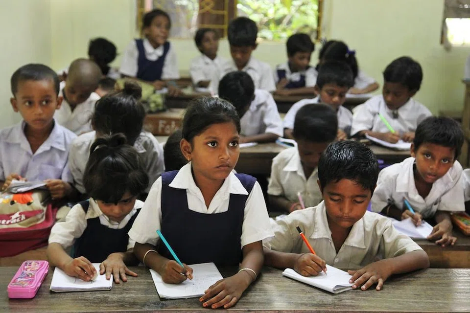இந்தியாவில் அதிக மக்கள் கல்வியறிவு பெற்ற மாநிலமாக கேரளா உள்ளது. தமிழ்நாடு 10வது இடத்தில் உள்ளது.