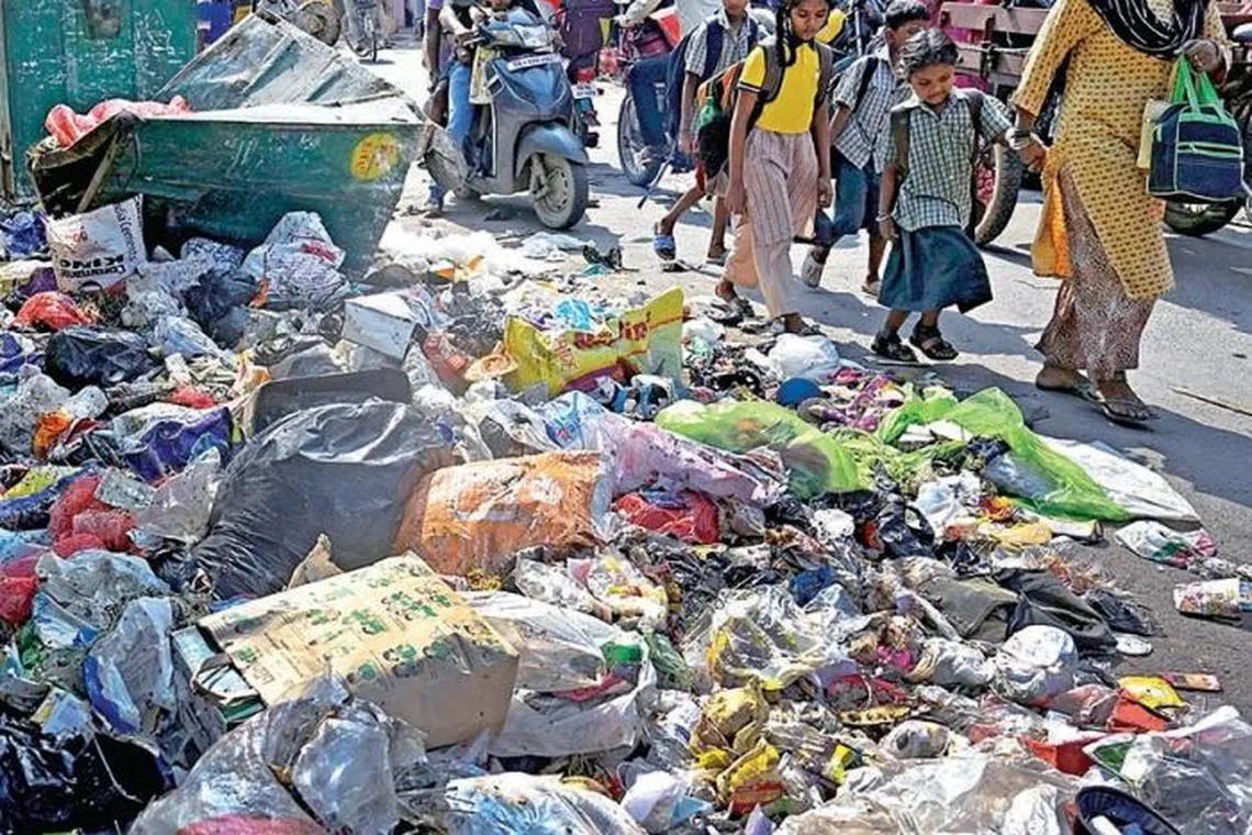 துப்புரவுப் பணியாளர்கள் வேலை செய்யாததால் குப்பை குவிந்து துர்நாற்றம்