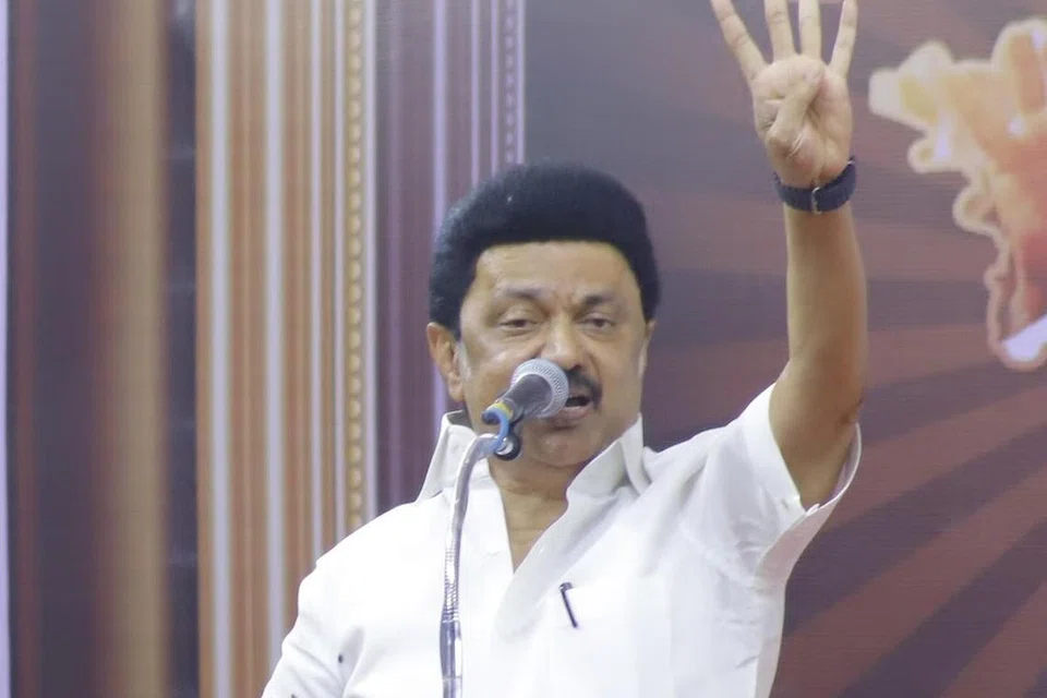 திருவாரூர் பிரசாரக் கூட்டத்தில் பேசும் மு.க.ஸ்டாலின்.