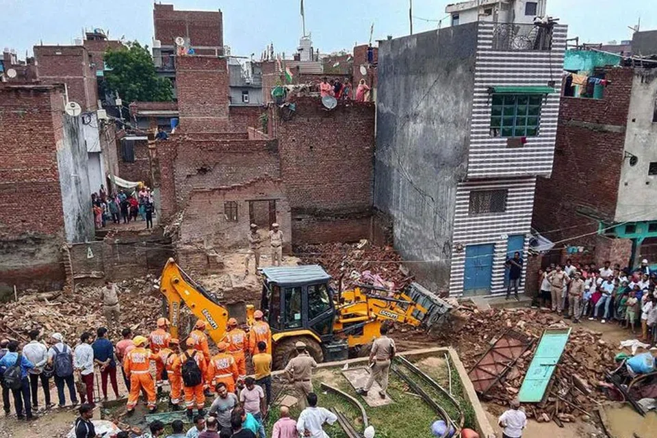 வீட்டில் வாடகைக்கு இருந்தவர் சட்டவிரோதமாக பட்டாசு தயாரிப்பு ஆலையை நடத்தி வந்ததாகவும் அதுவே விபத்திற்குக் காரணம் என்றும் கூறப்படுகிறது. 
