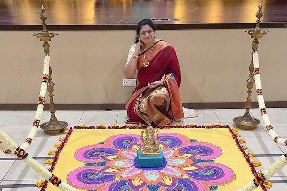 தீபாவளி ரங்கோலியை உருவாக்கியுள்ளார் 30 ஆண்டு கலை அனுபவமுள்ள சுதா ரவி.  