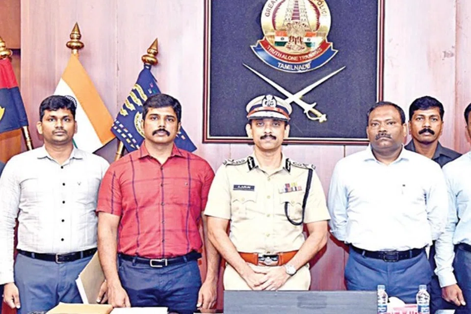 ரவுடி ஒழிப்புப் பணியில் சிறப்பாகப் பணியாற்றிய நுண்ணறிவுப் பிரிவு இணை ஆணையர் தர்மராஜன், துணை ஆணையர் சக்தி கணேசன் மற்றும் தனிப்படை காவலர்களைக் காவல் ஆணையர் அருண் நேரில் அழைத்துப் பாராட்டி, சான்றிதழ்கள் வழங்கினார். 