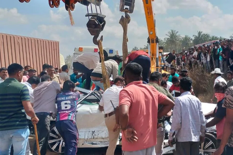 காருக்குள் இருந்த ஆறு பேரும் மாண்டனர்.