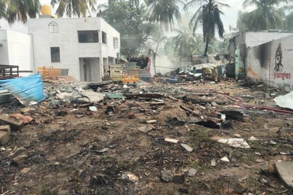 ஜூலை 29 சனிக்கிழமை காலை 9.30 மணியளவில் உணவகத்தில் சிலிண்டர் வெடித்து, அந்த தீ பட்டாசுக் கடைக்குப் பரவியதாக முதற்கட்ட தகவல் தெரிவிக்கின்றது.