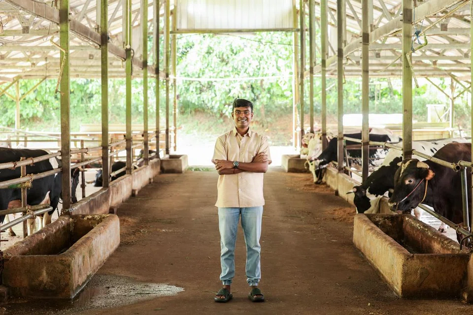 தம் தந்தை திரு சுப்பிரமணியத்துக்குப் பிறகு மாட்டுப் பண்ணைத் தொழிலைத் தொடர்ந்து நடத்தி வருகிறார் மகன் விக்னேஷ்.