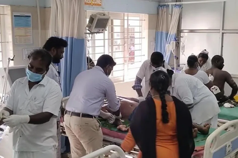 எரிவாயு உருளை வெடித்து படுகாயம் அடைந்தவர்கள் ஆத்தூர் அரசு மருத்துவமனையின் தீவிர சிகிச்சைப் பிரிவில் அனுமதிக்கப்பட்டனர்.