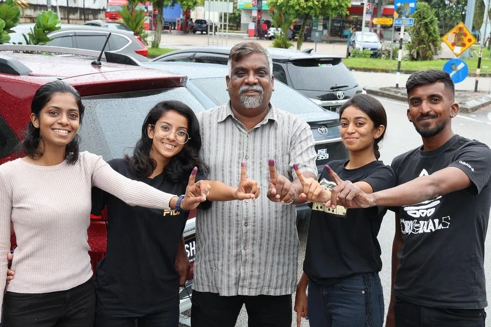 வணிகர் தாமஸ் சைமனுடன் அவரது பிள்ளைகள் (இடமிருந்து வலம்) டாக்டர் வெரோனிகா தாமஸ், சப்ரினா தாமஸ், சில்வியா இசபெல் தாமஸ், ஜோஷுவா தாமஸ் ஆகியோர். படம்: தி ஸ்டார்