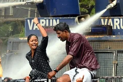 போராட்டத்தில் ஈடுபட்டவர்கள் மீது தண்ணீரை பீய்ச்சி அடிக்கும் காவல்துறை.
