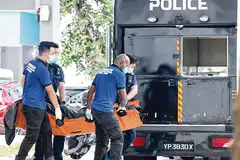 இருவரின் உடல்கள் அந்த வீட்டிலிருந்து அப்புறப்படுத்தப் படுகின்றன. படம்: ஷின்மின்