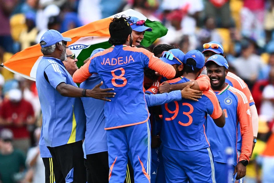 வெற்றிக் கொண்டாட்டத்தில் இந்திய கிரிக்கெட் அணி வீரர்கள்.