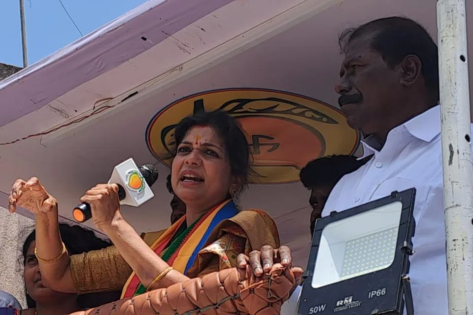 தர்மபுரி பேகாரஅள்ளியில் பேசிய பாமக வேட்பாளர் சௌமியா அன்புமணி.