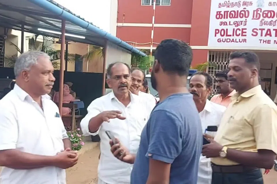 நீலகிரி காவல்நிலையம் முன் காவல்துறையினர்.