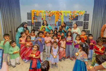 தீபாவளியையொட்டி இந்திய மரபுடைமை நிலையம் ஏற்பாடு செய்த பல்வேறு பயிலரங்குகளில் கலந்துகொண்ட சிறார்கள்.