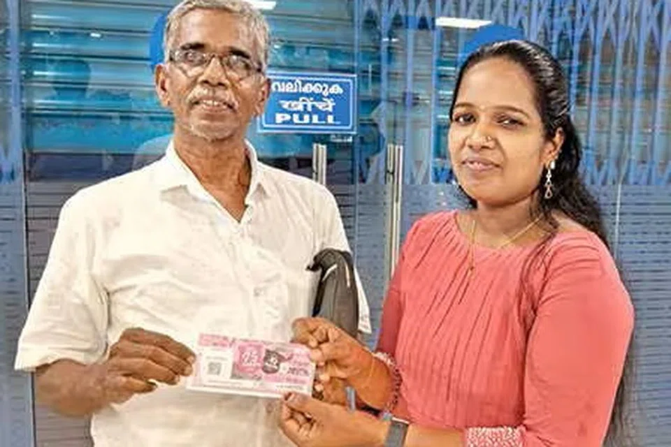 பரிசுச்சீட்டு விற்பனையாளர் திரு அகஸ்டினும் முதல் பரிசாக ரூ.75 லட்சம் வென்ற அவரின் மகள் ஆஷ்லியும்.