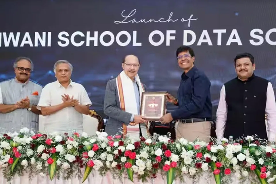 ரூ.110 கோடி நன்கொடை அளித்த முன்னாள் மாணவர் சுனில் வாத்வானி (இடமிருந்து மூன்றாவது).