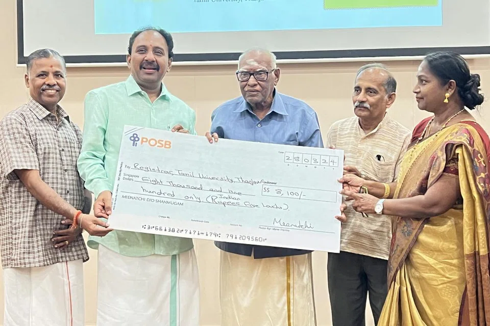 தஞ்சைத் தமிழ்ப் பல்கலைக்கழகத்தில் தான் புதிதாக நிறுவியுள்ள அறக்கட்டளைக்கு 8,100 வெள்ளி காசோலையை வழங்கினார் முனைவர் மீனாட்சி சபாபதி (வலது).