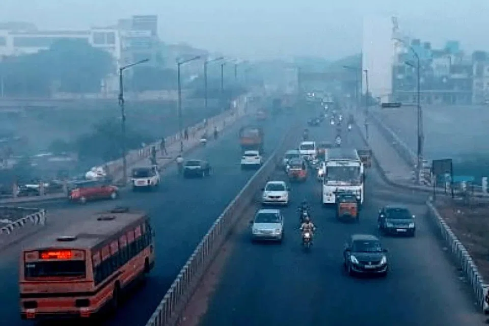 சென்னையில் அதிகாலையில் பனிமூட்டம் அதிகரித்து காணப்படுகிறது.
