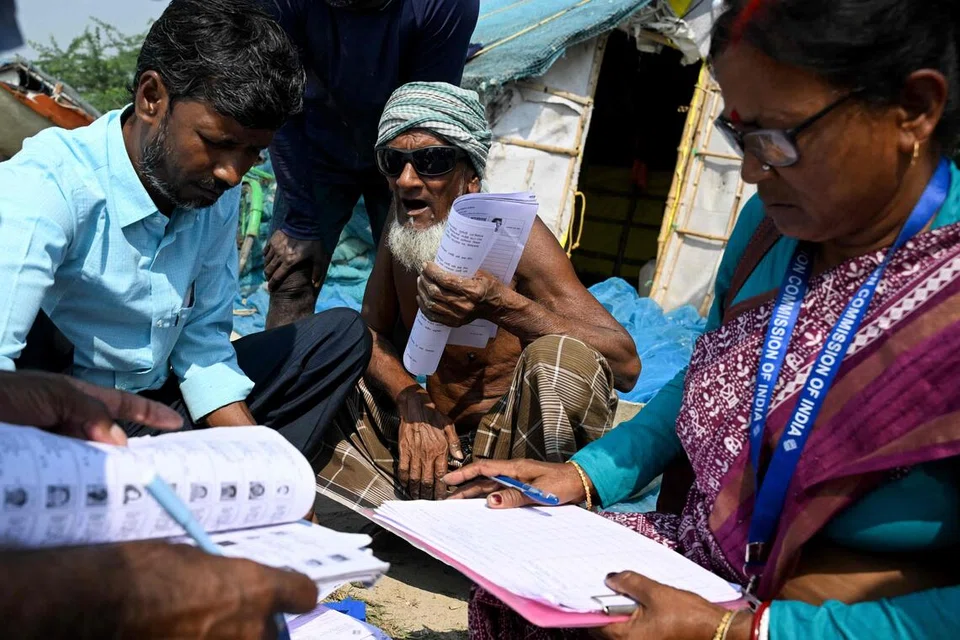 மேற்கு வங்க மாநிலத்தின் மௌசுனி தீவில் உள்ள மீனவ கிராமம் ஒன்றில் நவம்பர் 10ஆம் தேதி வாக்காளர் பட்டியல் சிறப்புத் தீவிர திருத்த நடவடிக்கையின் ஒரு பகுதியாக கணக்கெடுப்புப் படிவத்தை அதிகாரிகள் வழங்கினர்.