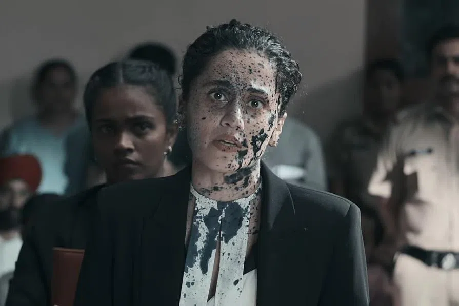 மீண்டும் கறுப்பு கோட் அணிந்த டாப்சி! 