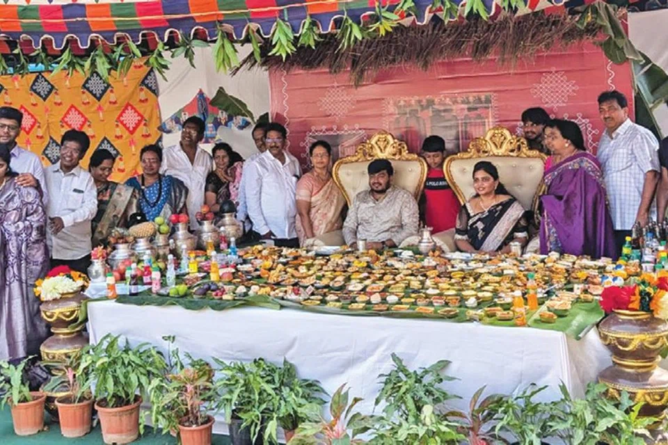 புதுச்சேரி ஏனாம் பகுதியில் புது மாப்பிள்ளைக்கு மணமகள் வீட்டார் வைத்த 470 உணவு வகைகளுடன் கூடிய விருந்து.