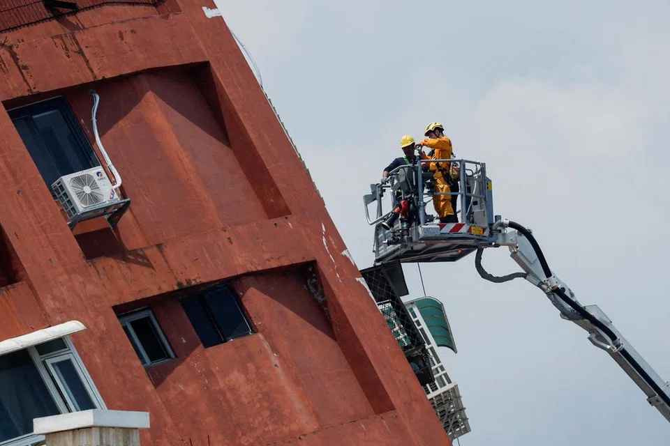 நிலநடுக்கத்தால் சேதமடைந்த கட்டடத்தில் மீட்புப் பணிகளை மேற்கொள்ளும் பணியாளர்கள்.