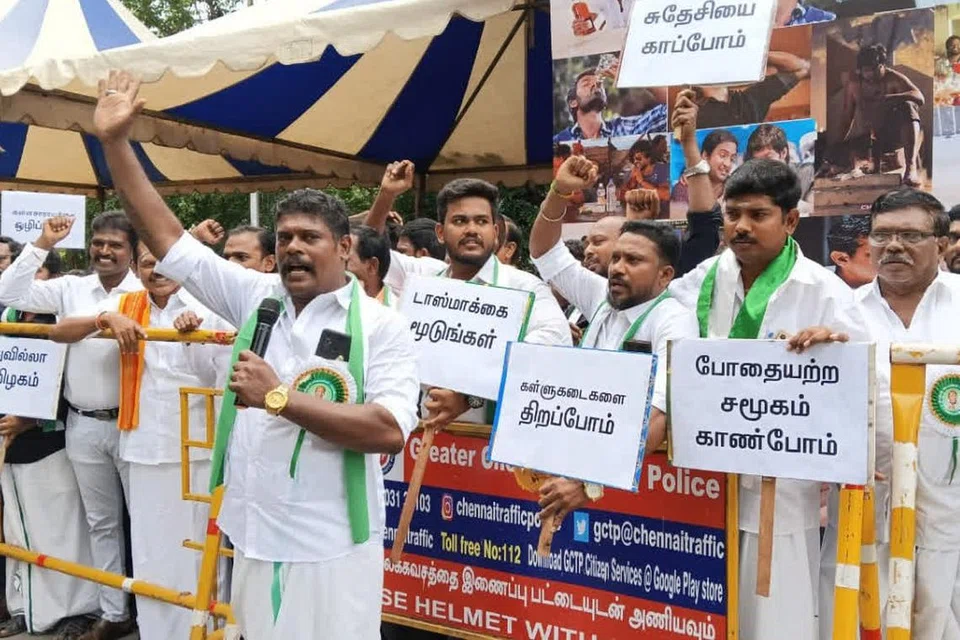 தமிழகத்தில் கள்ளச்சாராயத்தை ஒழிக்க கள்ளுக்கடைகளைத் திறக்குமாறு தமிழக அரசுக்கு வலியுறுத்தி போராட்டம் நடத்தப்பட்டது. சென்னையில் நடந்த இந்தப் போராட்டத்தில் தமிழ் நாடு வியாபாரி சங்கங்களுடன் பொதுமக்களும் இணைந்து கொண்டனர்.