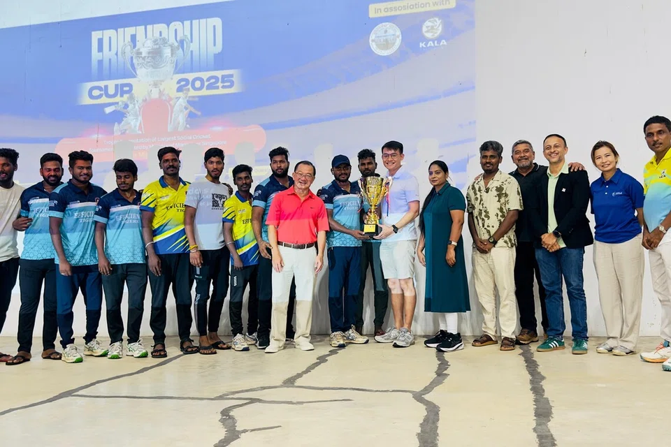 போட்டியாளர்களுக்குப் பரிசளித்த திரு சியா கியன் பெங் (நடுவில்).