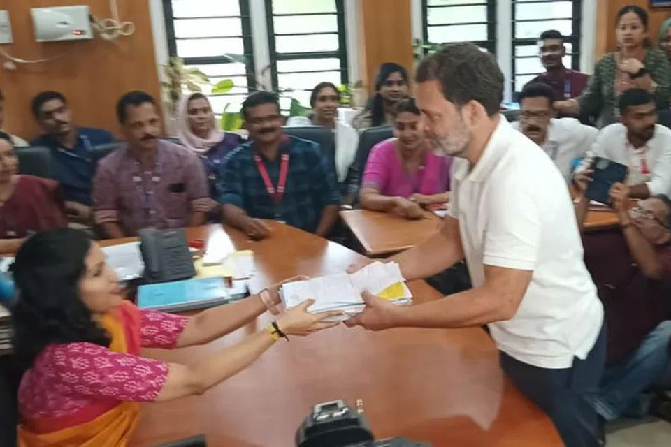 வயநாடு மாவட்ட ஆட்சியர் அலுவலகத்தில் வேட்புமனுவை ராகுல் காந்தி தாக்கல் செய்தார்.