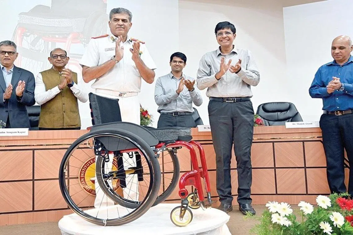 ராணுவ வீரர்கள் எளிதாகப் பயன்படுத்த நவீன சக்கர நாற்காலி: அறிமுகம் செய்தது சென்னை ஐஐடி