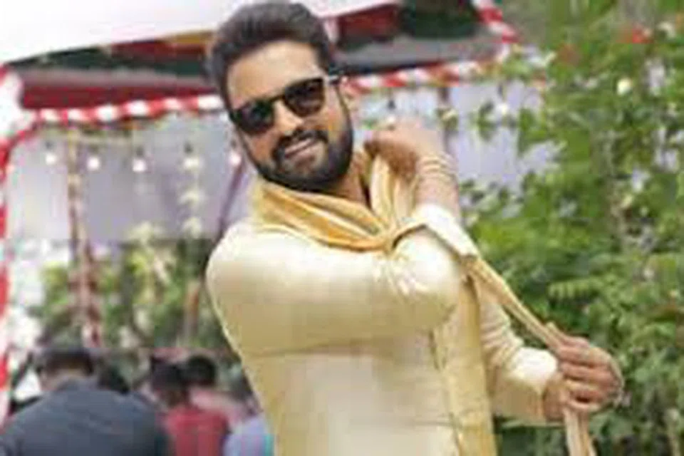 நடிகர் சந்தானம்.