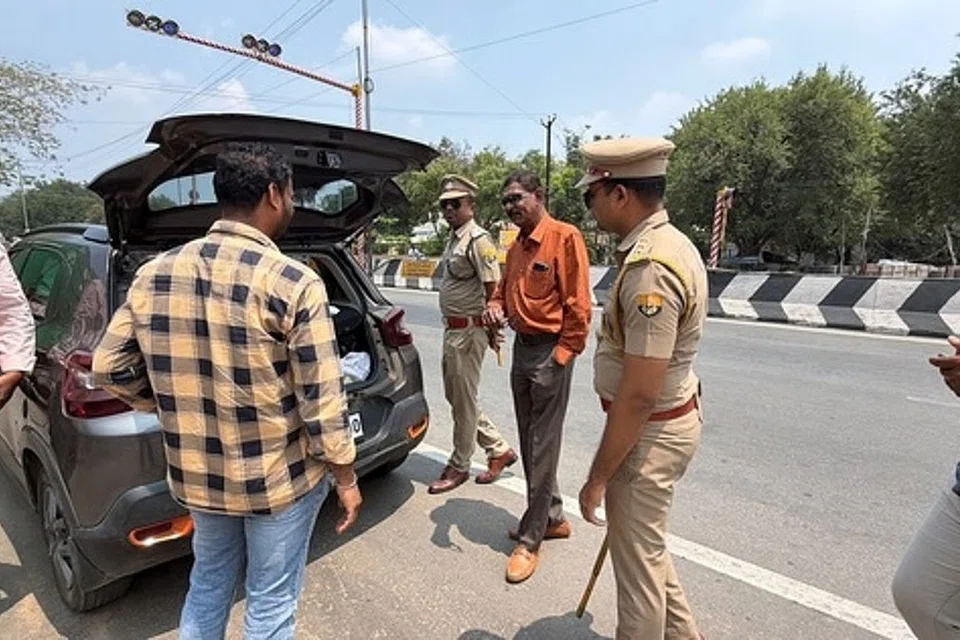 திருமண மண்டபங்கள், விடுதிகள், சமூகக் கூடங்களில் வெளிநபர்கள் யாரேனும் தங்கியுள்ளனரா, பணப்பட்டுவாடா நடக்கிறதா என்பதைத் தேர்தல் பறக்கும் படையினரும் காவல்துறையினரும் தீவிரமாகக் கண்காணித்து வருகின்றனர்.