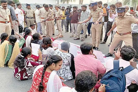 மரபணு நோயால் பாதிக்கப்பட்ட குழந்தைகளின் பெற்றோர் சென்னை வாலாஜா பகுதியில் சாலை மறியலில் ஈடுபட்டனர்.