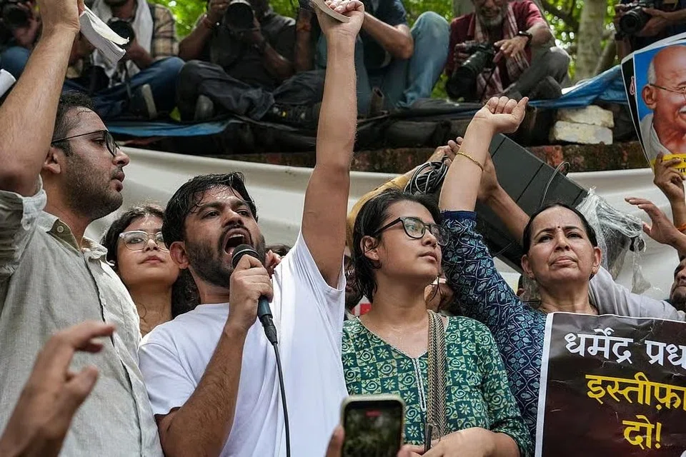 தேர்வுக் குளறுபடிகள் தொடர்பாக மத்திய அமைச்சர் தர்மேந்திர பிரதான் பதவி விலகக்கோரி கரப்பான் பூச்சி ஜனதா கட்சியினர் போராட்டம் நடத்தி வருகின்றனர்.