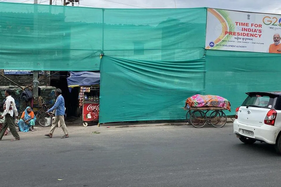 பெரிய திரை போடப்பட்டதால் உள்ளே காற்றில்லாமல் மூச்சு முட்டுவதாக அங்கு வசிப்போர் குறைப்பட்டுள்ளனர்.