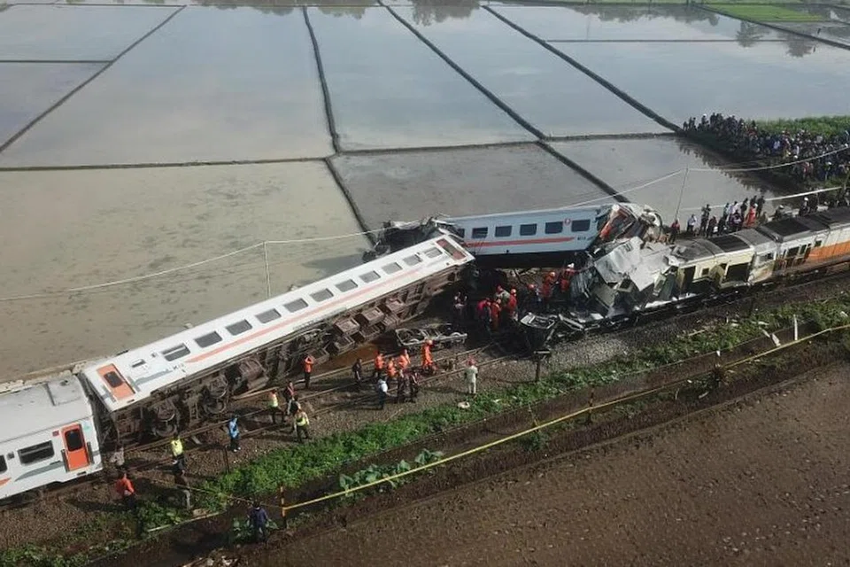 மேற்கு ஜாவா, பண்டுங்கில் உள்ள சிசாலெங்கா பகுதியில் உள்ளூர் ரயிலான பண்டுங் ராயா, துராங்கா ரயிலுடன் மோதியது. 