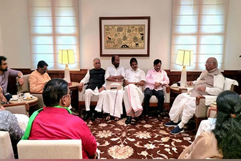 காங்கிரஸ் கட்சியின் எம்பியான ராகுல் காந்தி, ‘வாக்குத் திருட்டு’ மூலம்தான் பாஜக தேர்தலில் வெற்றி பெற்றுள்ளதாக பகிரங்கமாகச் சாடினார்.