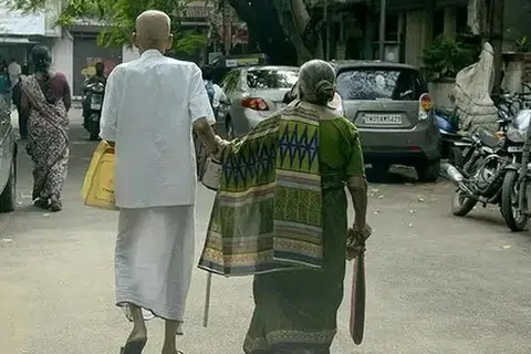முதிய வயதில் மூத்த குடும்ப உறுப்பினர்களுக்குத் தேவைப்படும் அன்பையும் ஆதரவையும் பணத்தால் ஒருபோதும் ஈடுசெய்ய முடியாது என்ற தந்தை - மகன் வழக்கில் சென்னை உயர் நீதிமன்றம் மகனுக்கு அறிவுறுத்தியுள்ளது.