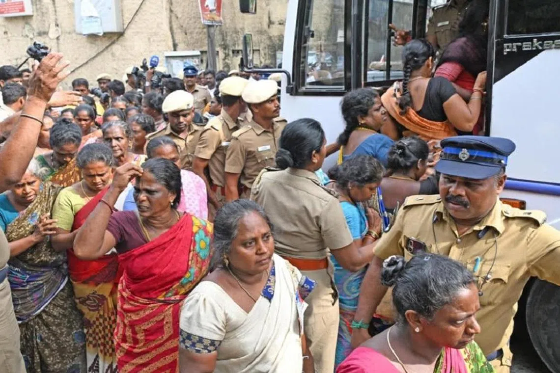 கைது செய்யப்பட்ட துப்புரவுப் பணியாளர்கள் விடுவிப்பு 