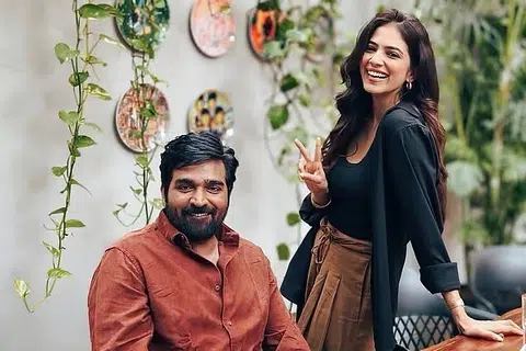 விஜய் சேதுபதியுடன் மாளவிகா மோகனன்.