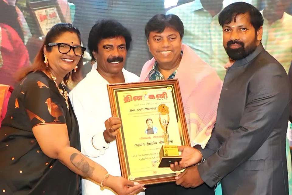 (இடமிருந்து) திருவாட்டி இந்திரா சுந்தரம், ஜாக்குவார் தங்கம், மில்லத் அகமது, தினகனி ஆசிரியர் கனிராஜா.