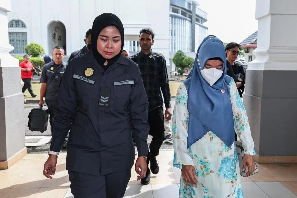 குப்பை கொட்டுவதற்கு எதிரான புதிய சட்டத்தின்கீழ் வெளிநாட்டினர் இருவர் மீது குற்றச்சாட்டு