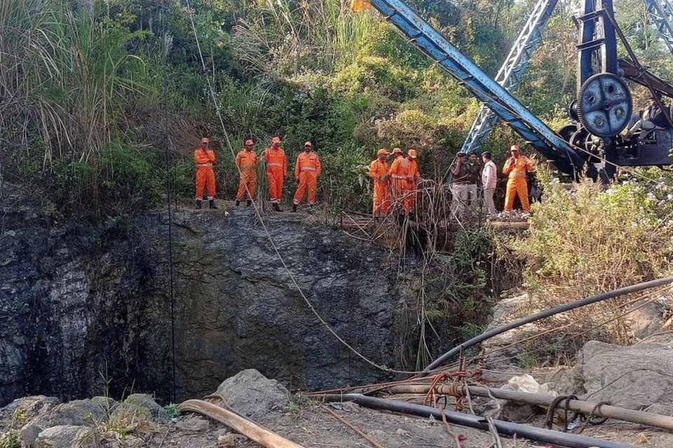 91.4 மீட்டர் ஆழமான சுரங்கத்தில் பல நிலத்தடிச் சுரங்கங்கள் உள்ளன. 