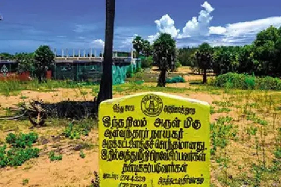 கோவிலுக்குச் சொந்தமான நிலம் என்ற அறிவிப்புப் பலகை வைக்க பல கோவில் நிர்வாகங்கள் முடிவு செய்துள்ளன.