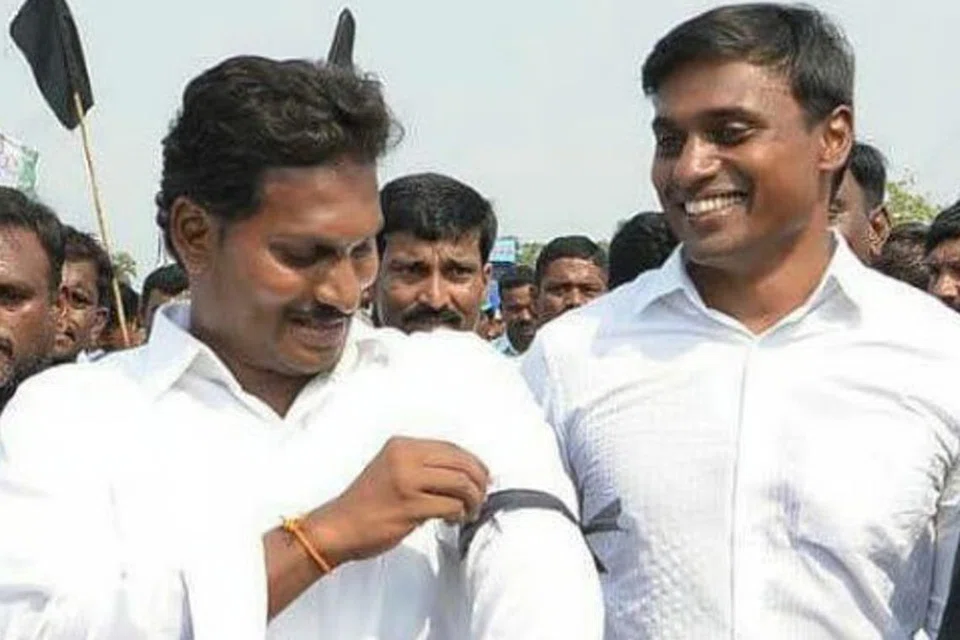 முன்னாள் முதல்வர் ஜெகன் மோகன் ரெட்டியுடன் மிதுன் ரெட்டி (வலம்)