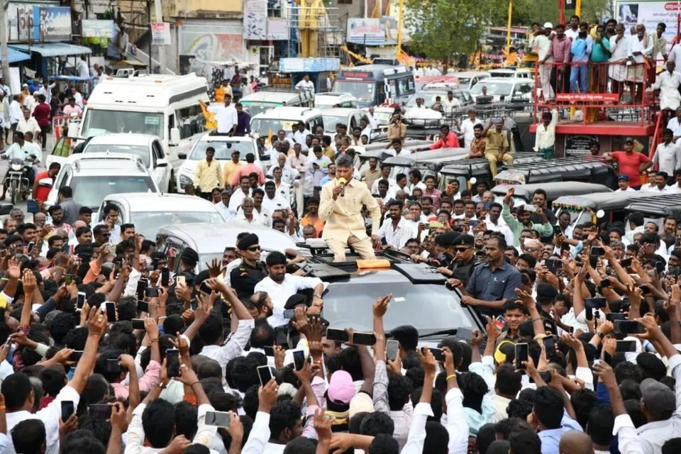 ஆந்திராவில் ஜெகன்மோகன் ரெட்டியின் அரசுக்கு எதிராக  ஊர்வலம் செல்லும் தெலுங்கு தேசக் கட்சித் தலைவர் சந்திரபாபு நாயுடு.