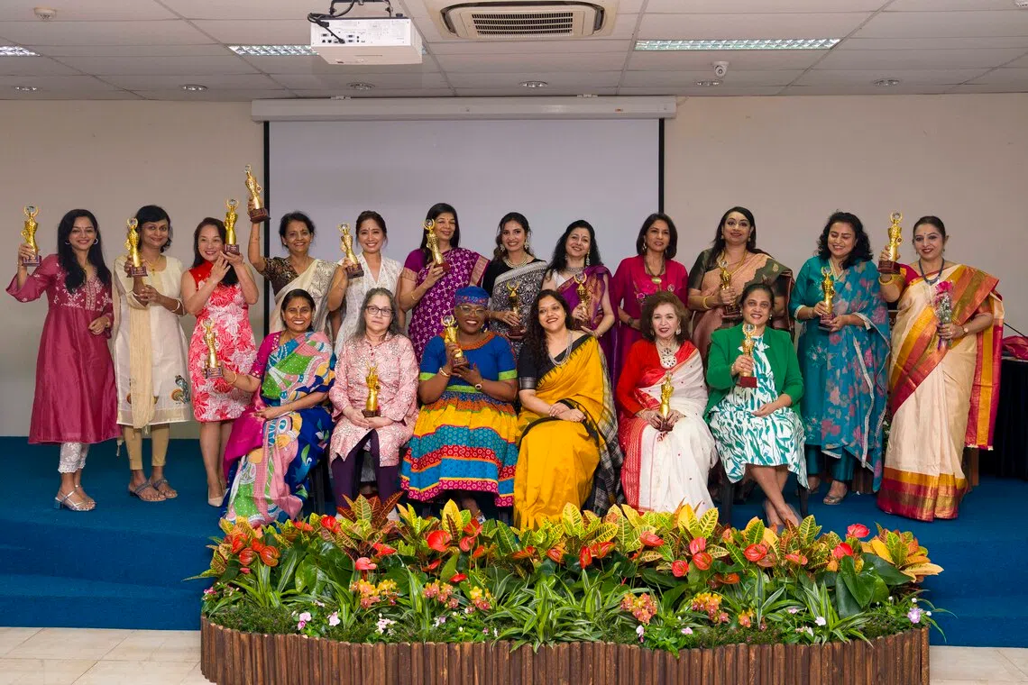 பல்வேறு துறைகளில் முத்திரை பதித்த சாதனைப் பெண்மணிகளுக்கு விருது