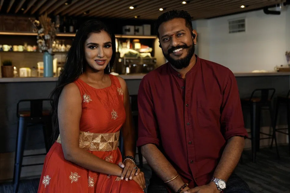 நடிகை நி‌‌‌ஷா குமார் (இடம்), நடிகரும் தயாரிப்பாளருமான தேவராஜன்.