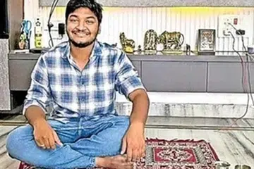 இலையில் பரிமாறப்பட்ட உணவு வகைகளுடன் சுரேஷ்.