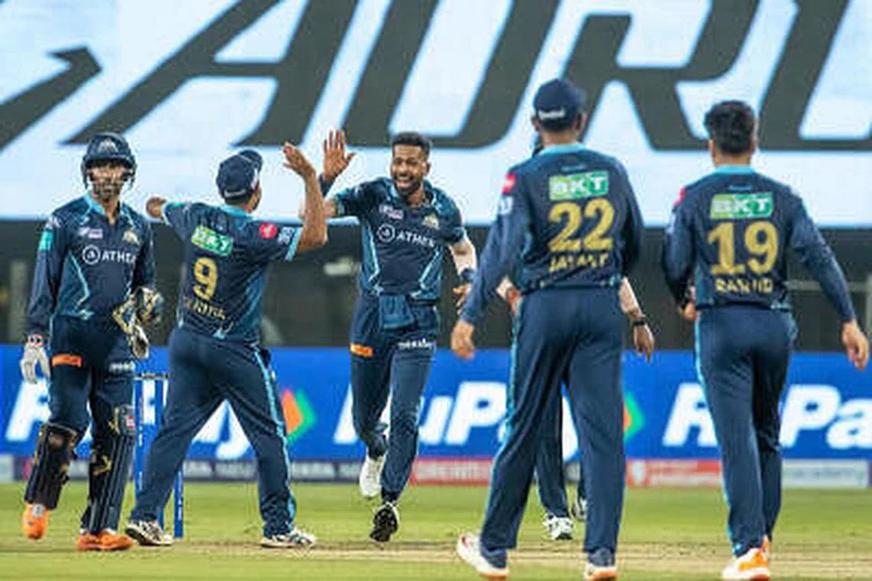 2022 ஜூன் 29ஆம் தேதி நடைபெற்ற ஐபிஎல் இறுதியாட்டத்தில் குஜராத் டைட்டன்ஸ் குழுவினருடன் ஹார்திக் பாண்டியா. படம்: IANS