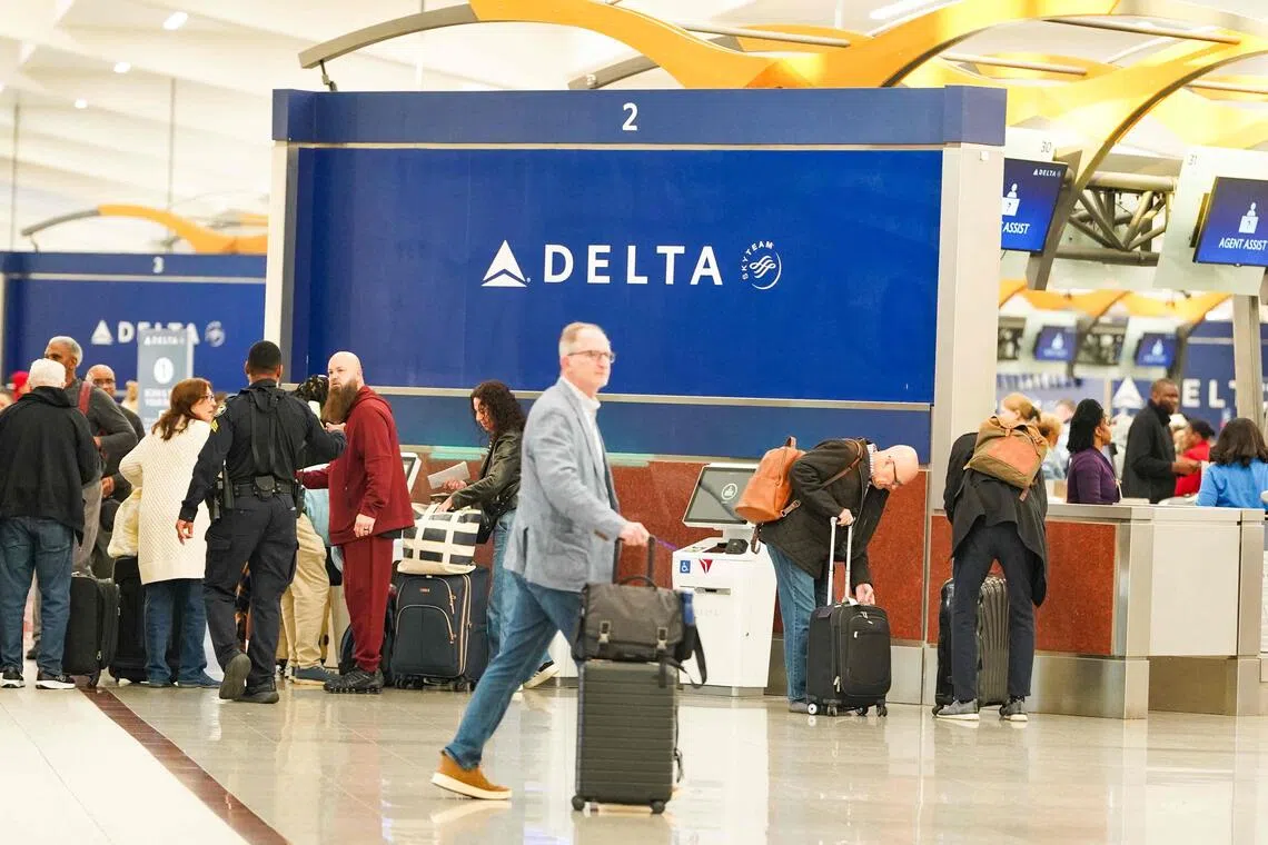 அரசாங்கம் செயல்படாத நிலை: அமெரிக்காவில் 1,460 விமானச் சேவைகள் ரத்து 